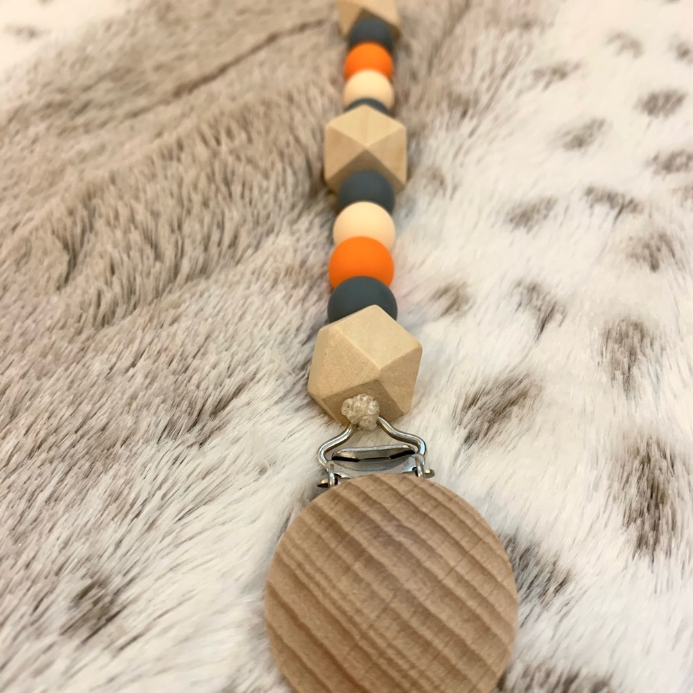 Silicone Beaded Paci Clip.